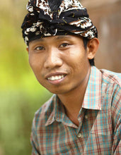 Load image into Gallery viewer, 4x6 Natural Fiber Photo Frame in Green from Indonesia - Circle of Memories in Green | NOVICA