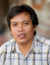 Load image into Gallery viewer, Handcrafted Geometric Natural Brown Teak Wood Mat from Bali - Forest's Cobblestone | NOVICA