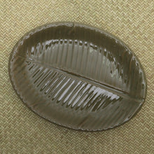 Load image into Gallery viewer, Oval Banana Leaf